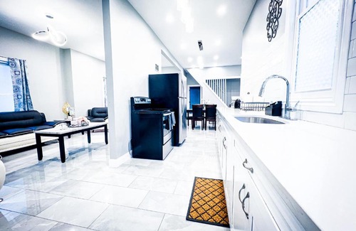 Downtown Niagara Falls House | Perfect 6BR Stay Near Niagara Falls & Attractions