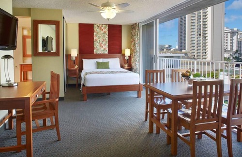 Waikiki Hotel | Perfect Adventure Near Beach! Parking, Pool, Near Waikiki Beach