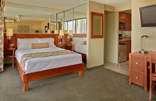 Waikiki Hotel | Perfect Adventure Near Beach! Parking, Pool, Near Waikiki Beach