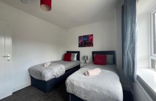 Waltham Cross House | Perfect Contractor house-3 free parking space-EV charging-Secure-Quiet-Modern
