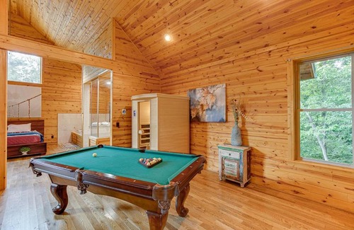 Cleveland House | Perfect Couples Cabin w 2 Person Spa Bath