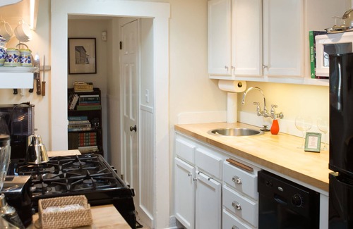 Lower State House | Perfect cozy and comfortable getaway two blocks from Oldtown State Street!