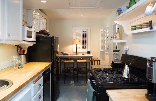 Lower State House | Perfect cozy and comfortable getaway two blocks from Oldtown State Street!