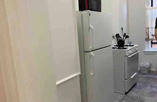 Norwood Apartment | perfect cozy apartment close to convinience store adn the D train . hospital