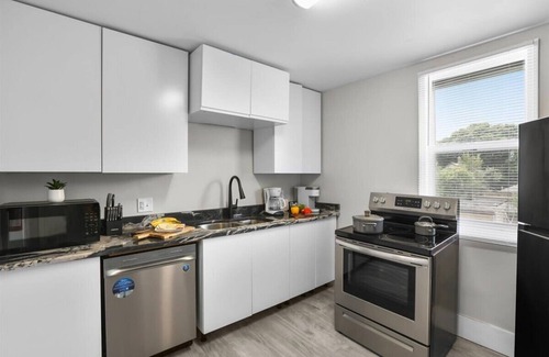 Mexicantown - Southwest Detroit Apartment | 🎯 Perfect Detroit Launchpad Stylish 3BR with Chef's Kitchen & Fast WiFi
