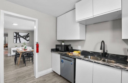 Mexicantown - Southwest Detroit Apartment | 🎯 Perfect Detroit Launchpad Stylish 3BR with Chef's Kitchen & Fast WiFi