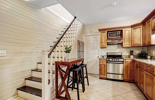 Savannah Victorian District House | Perfect Downtown Getaway- Walk to Top Attractions