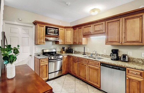 Savannah Victorian District House | Perfect Downtown Getaway- Walk to Top Attractions