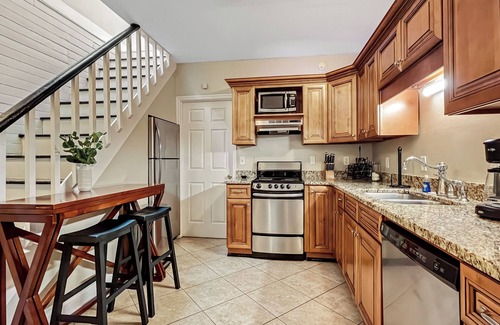 Savannah Victorian District House | Perfect Downtown Getaway- Walk to Top Attractions