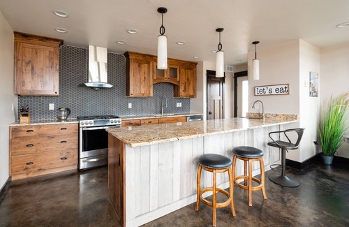 Emigrant House | Perfect-Family Gatherings, Wedding Groups, 5 Private Suites, HotTub, Yellowstone