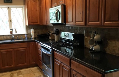 Fox Farm Cabin | Perfect Family Getaway, One Light to Snow Summit, Bear Mountain and Shopping
