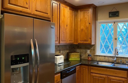 Fox Farm Cabin | Perfect Family Getaway, One Light to Snow Summit, Bear Mountain and Shopping