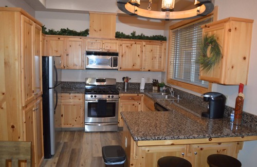Shaver Lake Cabin | Perfect Family Getaway for 10 with game room just minutes away to Shaver Lake