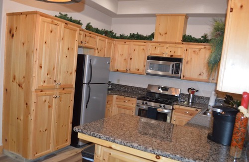 Shaver Lake Cabin | Perfect Family Getaway for 10 with game room just minutes away to Shaver Lake
