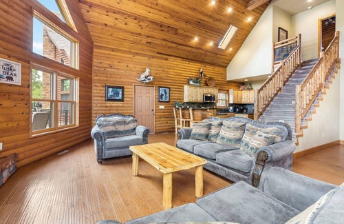 Lampe Cabin | Perfect Family Vacation, near Dogwood Canyon- Lakefront Free Amenities Hot Tub Pools