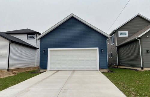 Northeast South Bend House | Perfect Football Weekend Getaway – Spacious 4-Bedroom Home Near Notre Dame!