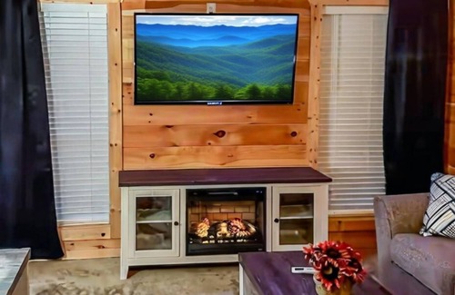 Rocky Grove House | Perfect for 2 BrandNew HotTub KingBed FreeDollywoodTkt (Traveler's Rest)