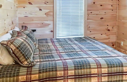 Rocky Grove House | Perfect for 2 BrandNew HotTub KingBed FreeDollywoodTkt (Traveler's Rest)
