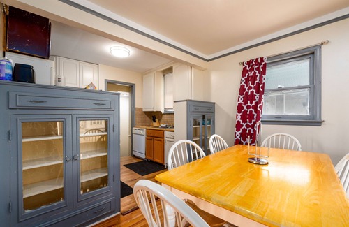 Detroit House | PERFECT FOR A LONG TIME STAY | 3 bdroom, sleeps 15 + dinning room
