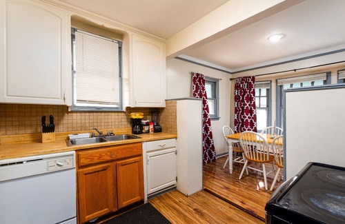 Detroit House | PERFECT FOR A LONG TIME STAY | 3 bdroom, sleeps 15 + dinning room