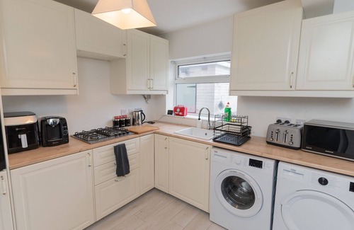 Stafford House | Perfect for Contractors & Families + Free Parking!