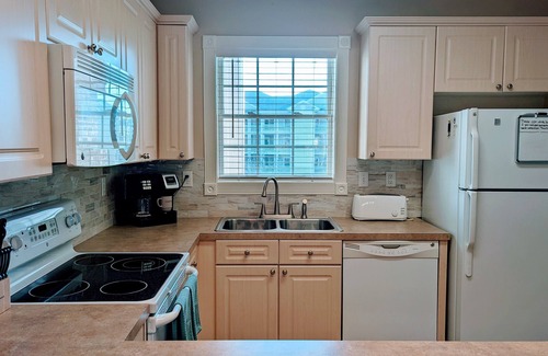 Central Myrtle Beach Condo | PERFECT for couples/families/golfers. Great Rate for Fall Golfers!
