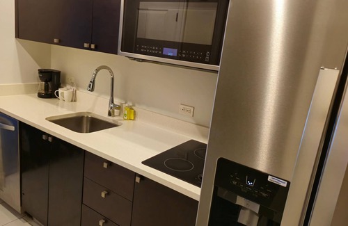 Doral Condo | Perfect for Couples – Reconnect King Suite Getaway