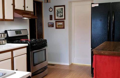 Gardiner House | Perfect For Families, Couples, And Dog Friendly! Short Walk To YNP!