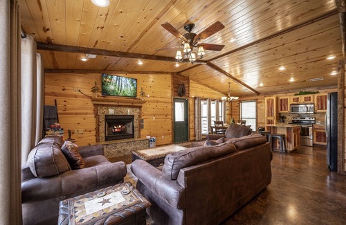Broken Bow Cabin | Perfect for Families/Couples | Playground | Hottub | No Pet Fees | Peaceful
