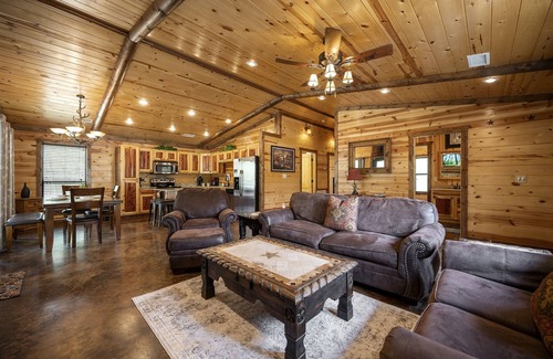 Broken Bow Cabin | Perfect for Families/Couples | Playground | Hottub | No Pet Fees | Peaceful