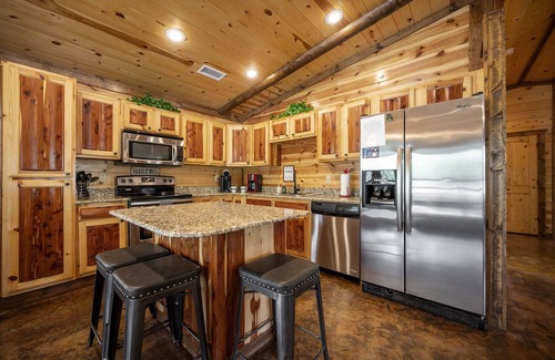 Broken Bow Cabin | Perfect for Families/Couples | Playground | Hottub | No Pet Fees | Peaceful