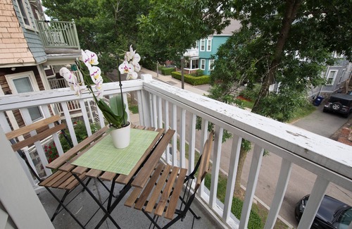 Meeting House Hill House | Perfect for large group 10 beds 4.6 mi to Downtown steps to T 5BD/2Bth