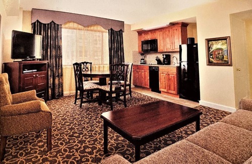 New Orleans Resort | Perfect for Mardi Gras Charming 1-bedroom suite on St Charles in Garden District