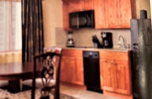 New Orleans Resort | Perfect for Mardi Gras Charming 1-bedroom suite on St Charles in Garden District