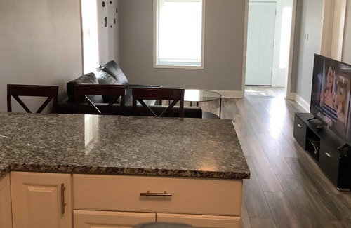Waukegan House | Perfect for Navy Graduates, leisure, business