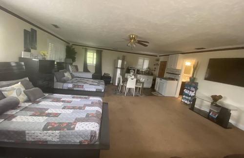Richmond Heights House | PERFECT FOR SINGLE OR MULTI-FAMILY/GROUP.