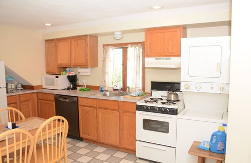 Newport Condo | Perfect For Wedding Guest, Friends Getaway Or Family Vacation