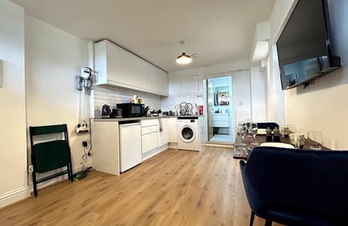 Potters Bar House | Perfect for Work | Van Parking | Walk to Spoons | 18 Min to Central