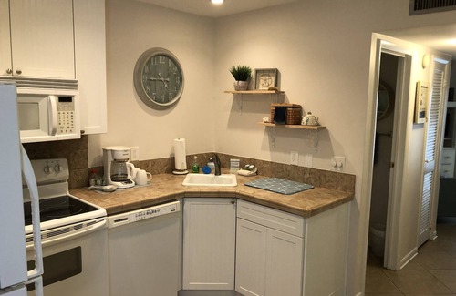 Saint Simons Island Condo | Perfect Getaway. Great South Island Location, Close to Beaches and Village.