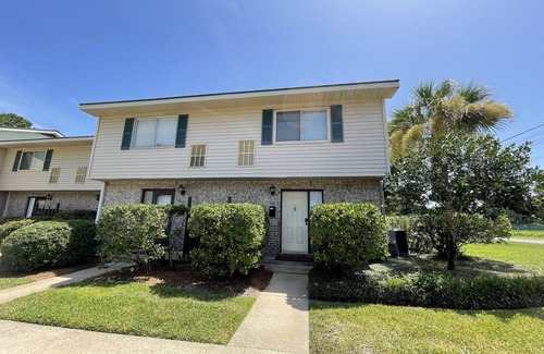 Saint Simons Island Condo | Perfect Getaway. Great South Island Location, Close to Beaches and Village.
