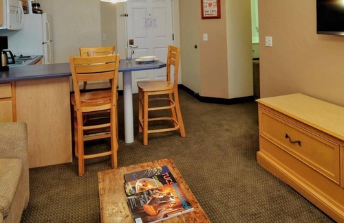 Palo Verde House | Perfect Getaway! Kitchen, Pool, Near Rialto Theatre