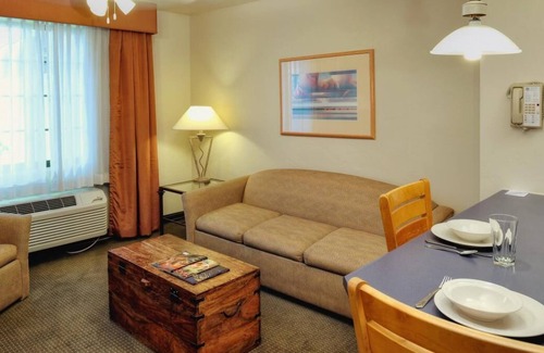 Palo Verde House | Perfect Getaway! Kitchen, Pool, Near Rialto Theatre
