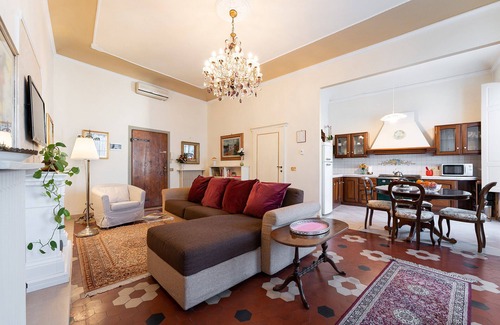 Duomo Apartment | Perfect Heart of Florence-Super Upscale Location-Roomy-Washer-Elevator