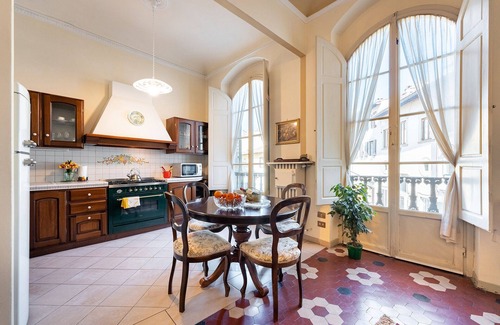 Duomo Apartment | Perfect Heart of Florence-Super Upscale Location-Roomy-Washer-Elevator