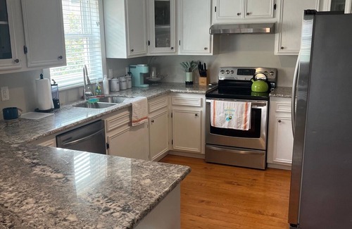 Galveston House | Perfect historic location between beach and strand
