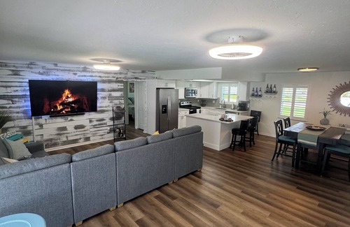 Pelican House | Perfect home one mile from water!