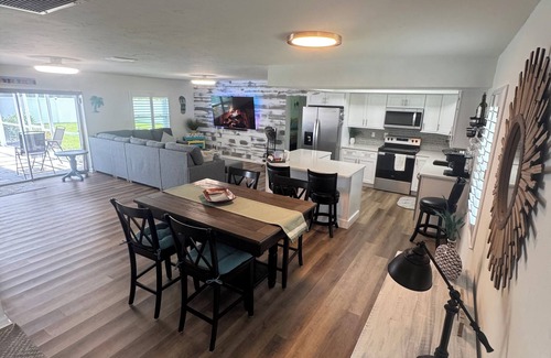 Pelican House | Perfect home one mile from water!