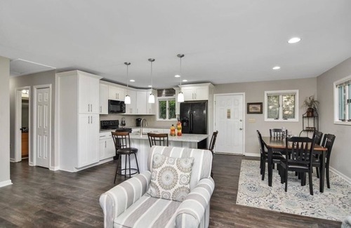 Seneca House | Perfect Keowee Getaway - Close to Clemson & Seneca