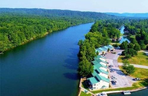 Mid America House | Perfect Lake Retreat