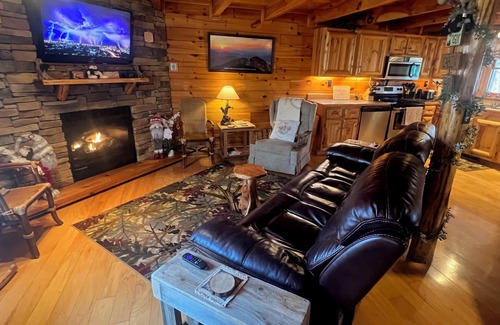 Gatlinburg - Pigeon Forge Cabin | Perfect location between Gatlinburg, Pigeon Forge, and the Great Smoky Mountains